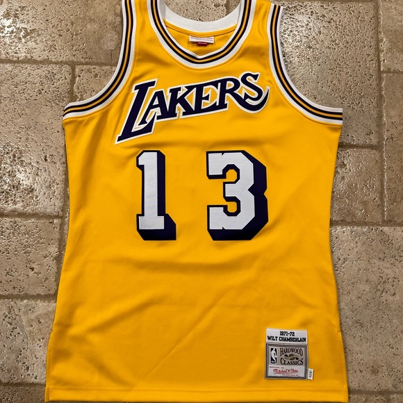 Mitchell & Ness NBA LA Lakers Wilt Chamberlain 1972 Yellow Jersey - Picture 3 of 12